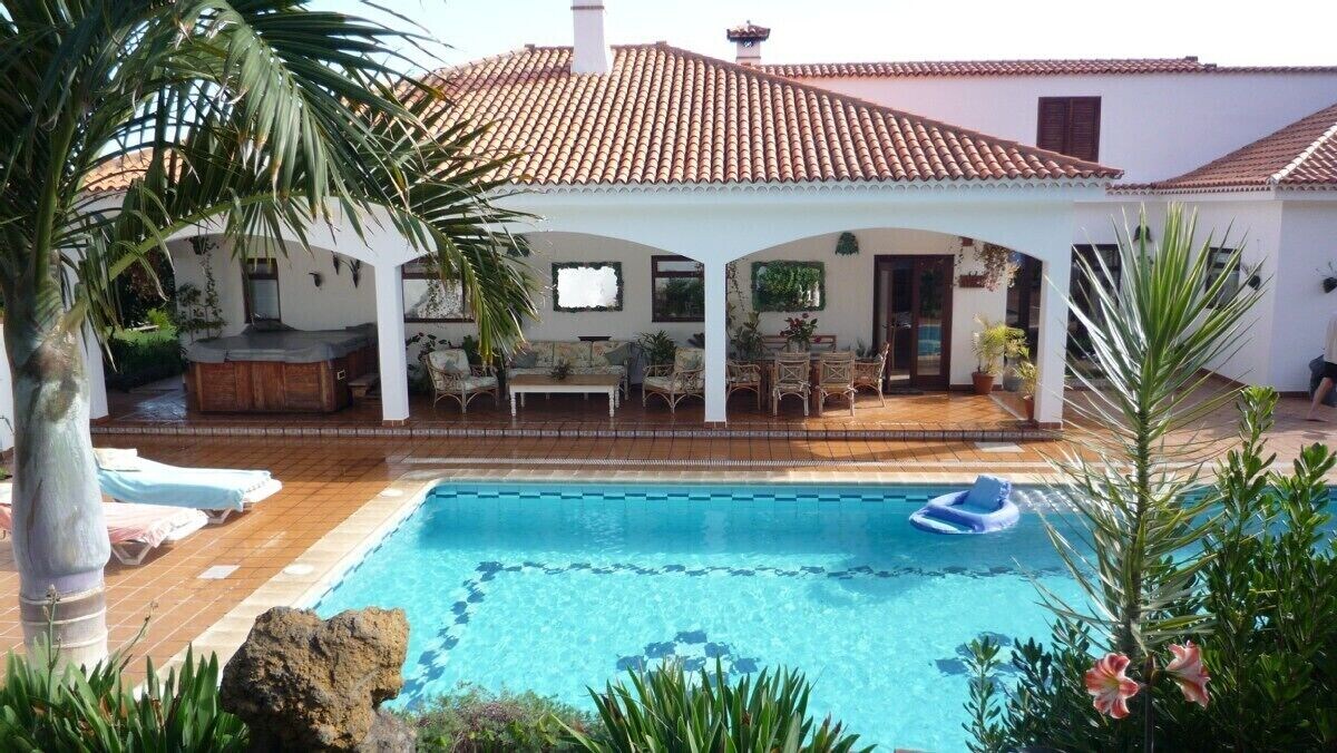 Outdoor dining area and hot tub